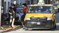 Serena Williams bajando del taxi en plena competencia