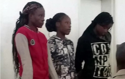 Sandra Ncube, Riamuhetsi Mlauzi y Mongiwe Mpofu fueron detenidas por la presunta violación de un pastor evangélico (Foto gentileza diario Chronicle)