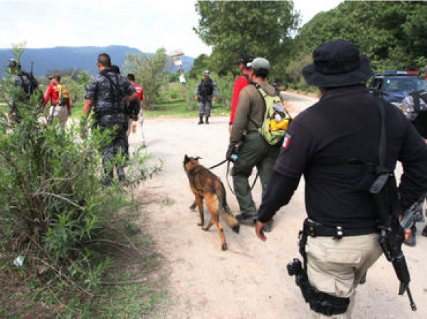 Uniformados en la búsqueda de Andrés Barba y Luis Ortiz en el rancho La Cebada, dentro de La Primavera, en 2013