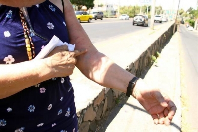 María tuvo lesiones en brazos y piernas, luego de que quedara atrapado en el cinturón y ella fuera arrastrada varios metros.