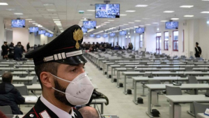 Un policía italiano, en la sala especial donde se celebra el gran proceso contra la 'Ndrangheta en Italia
