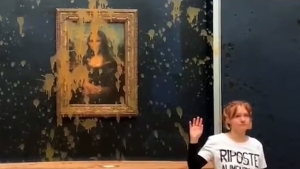 Arrojan sopa a la 'Mona Lisa' en el Louvre de París