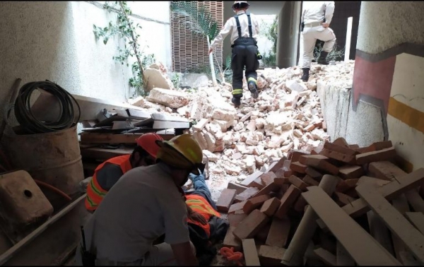 En el cruce de las calles Justo Sierra y Chapultepec, la parte del tercer piso se vino abajo mientras esta intentaba ser demolida por los trabajadores. 