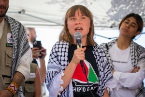 Greta Thunberg da una rueda de prensa antes de abordar el barco Madleen, que se dirige a Gaza para entregar ayuda humanitaria el domingo en Catania (Italia)