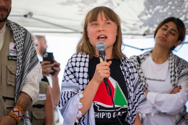 Greta Thunberg da una rueda de prensa antes de abordar el barco Madleen, que se dirige a Gaza para entregar ayuda humanitaria el domingo en Catania (Italia)