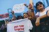LOS DOCENTES EXIGEN mejores salarios y condiciones de trabajo, como se manifestaron en Tel Aviv, en mayo. Un letrero dice: &#039;Sin maestros, no hay futuro&#039;. La camiseta dice: &#039;¡Salario justo ahora!&#039;