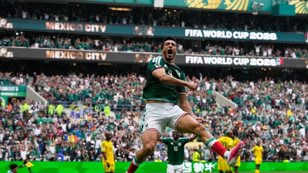 El mexicano Raúl Jiménez celebra tras marcar el segundo gol de su equipo contra Sudáfrica en el partido inaugural de la Copa del Mundo. Ciudad de México, 11 de junio de 2026.