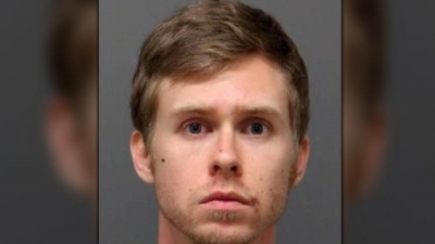 Toma medicamentos y al despertarse cubierto de sangre cree que mató a su esposa