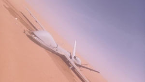 Hutíes derriban dron estadounidense MQ-9 Reaper y posan entre sus escombros
