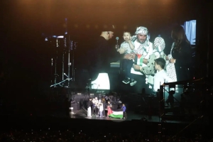 Al grito de “Palestina libre”, el rap de Residente hace cimbrar al Zócalo de la CDMX