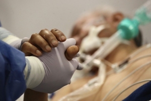 Hasta ahora no existe ningún medicamento ni tratamiento específico contra el Covid-19. Aunque hay una lista larga de fármacos a los que se atribuye alguna cualidad preventiva o terapéutica, ninguno se debe utilizar, pues pueden causar daños a la salud, dijo Simón Kawa Karasik.