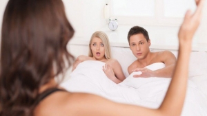 Crearon un colchón que detecta las infidelidades (VIDEO)