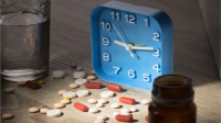 Los investigadores señalan que el estudio encontró que las pastillas para controlar la presión arterial tienen mejores efectos si se toman de noche. Pero varios médicos indican que deben realizarse más estudio e incluir en ellos a diferentes grupos étnicos.