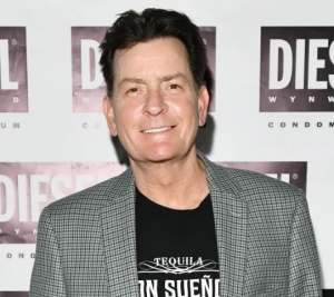 Al parecer Charlie Sheen ha limado asperezas con el productor Chuck Lorre.