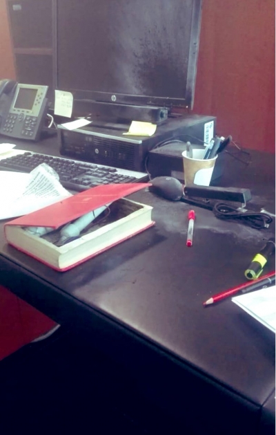 La senadora mexicana Citlalli Hernández recibe un libro bomba que se activó en las instalaciones del Senado