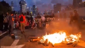 Familiares de prisioneros israelíes se manifiestan y bloquean carreteras en Tel Aviv