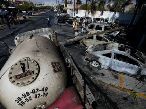 Además de las 16 personas lesionadas, el flamazo de la pipa incendió ocho automóviles.