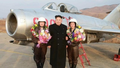 Kim Jong-un con las primeras mujeres pilotos de aviones de combate de Corea del Norte