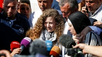 La activista palestina Ahed Tamimi habla con la prensa tras su liberación, el 29 de julio de 2018.