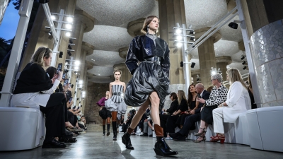 Modelos caminan por la pasarela durante Louis Vuitton, en el Park Güell, el 23 de mayo de 2024