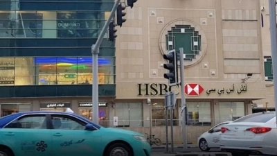 Tras la advertencia iraní, Reuters informa que los bancos internacionales de la región están cerrando sucursales y evacuando a su personal