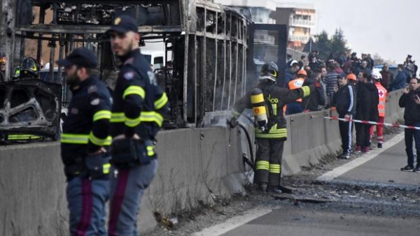 Un conductor senegalés incendia un autobús con 51 niños para vengarse de las políticas de Salvini