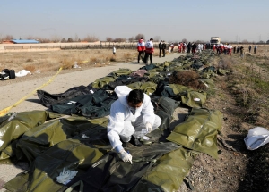 Un trabajador identifica las bolsas con los cadáveres de los fallecidos en el accidente aéreo, este miércoles.