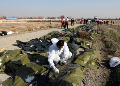 Un trabajador identifica las bolsas con los cadáveres de los fallecidos en el accidente aéreo, este miércoles.