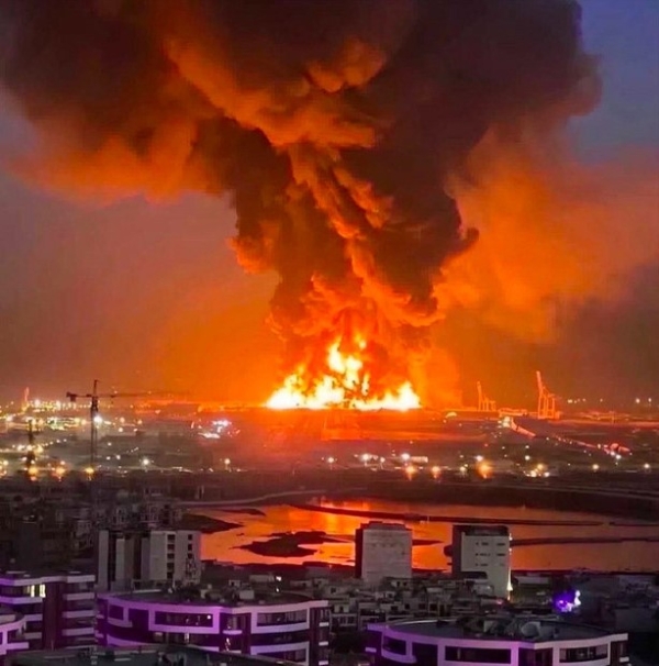 Base estadounidense en Irak arde en llamas tras ataques con drones y misiles