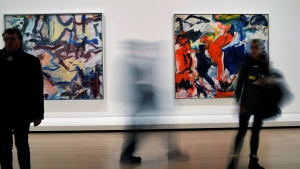 Dos cuadros de Willem de Kooning en una exposición en el Guggenheim de Bilbao.