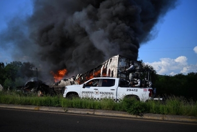 Tráileres fueron dejados en llamas en medio de la carretera a la salida norte de Culiacán; parte de los hechos violentos ocurridos hoy en Sinaloa.