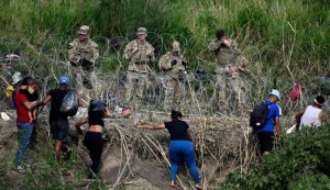 Inmigrantes intentan llegar a EE.UU. desde Matamoros, estado de Tamaulipas, México, el 10 de mayo de 2023.