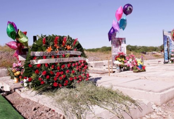 Un arreglo floral a nombre de &quot;El Chapo&quot; en el panteón Jardines de Humaya en Culiacán.