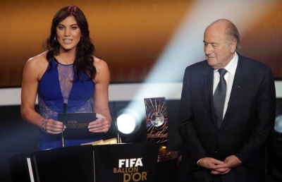 Hope Solo y Joseph Blatter en la entrega del Balón de Oro 2013.