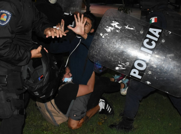 Los disparos y lesiones que recibieron manifestantes que participaron en la marcha fueron directos y con armas de fuego, nada de disparos al aire con balas de goma, dijeron las primeras víctimas tras presentar sus denuncias ante la Fiscalía General del Estado de Quintana Roo.