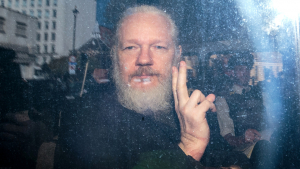 Julian Assange desde un vehículo policial a su llegada a la corte de magistrados de Westminster el 11 de abril de 2019 en Londres.