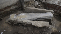 El sarcófago de plomo del siglo XIV descubierto en la catedral de Notre Dame de París (Francia), el 15 de marzo de 2022.