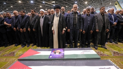 El líder supremo de Irán, el ayatolá Alí Hoseiní Jameneí, encabeza la oración fúnebre frente a los ataúdes de Ismail Haniya y su guardaespaldas en Teherán, el 1 de agosto de 2024.