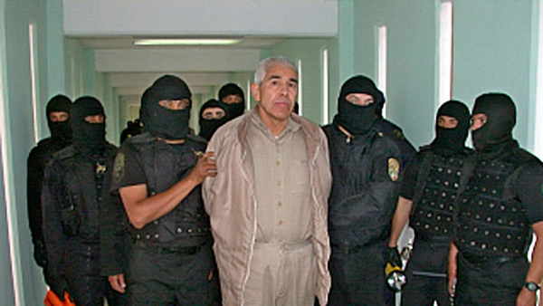 Policías custodian al narcotraficante Rafael Caro Quintero en una cárcel de Guadalajara, enero de 2005.