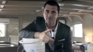 Un cantante británico bebe agua del Támesis y casi muere de una inflamación cerebral