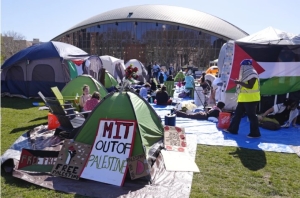 Decenas de arrestados en el campus de California después de que estudiantes en Texas fueran detenidos mientras persisten las protestas por la guerra en Gaza