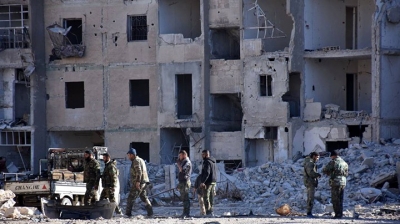 Fuerzas progubernamentales inspeccionan una zona en el este de Alepo tomada a los rebeldes