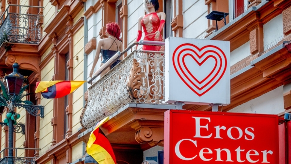 Banderas nacionales alemanas cuelgan del balcón de un burdel en el barrio rojo de Frankfurt, Alemania, el lunes 17 de junio de 2024.