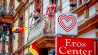 Banderas nacionales alemanas cuelgan del balcón de un burdel en el barrio rojo de Frankfurt, Alemania, el lunes 17 de junio de 2024.