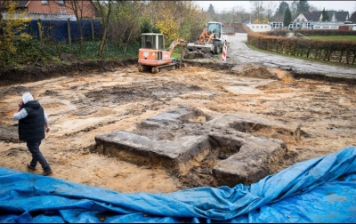 Se cree que la cruz podría haber formado parte de un gran monumento nazi que estuvo en ese lugar, y que hace varias décadas fue demolido.