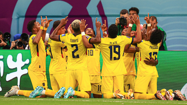 Jugadores de Ecuador celebran después de un gol durante el partido del Grupo A de la Copa Mundial de la FIFA Qatar 2022 entre Qatar y Ecuador.
