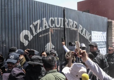 Los padres y madres buscadoras caminaron cerca de un kilómetro hasta llegar al zaguán con la leyenda “rancho Izaguirre”.