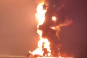 Un petrolero estadounidense se incendia tras ser atacado con misiles cerca de Sharjah.