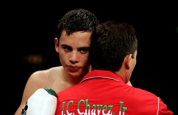 Julio César Chávez Jr. junto a su legendario padre años atrás en el ring.