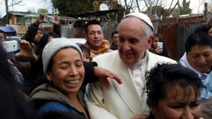 El papa Francisco visitó de sorpresa un barrio humilde en Roma